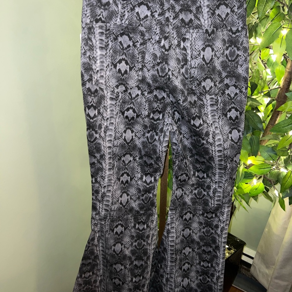 FREE PEOPLE Snake Print High Rise Wide Leg Jeans Size 32 NWT - Picture 10 of 12